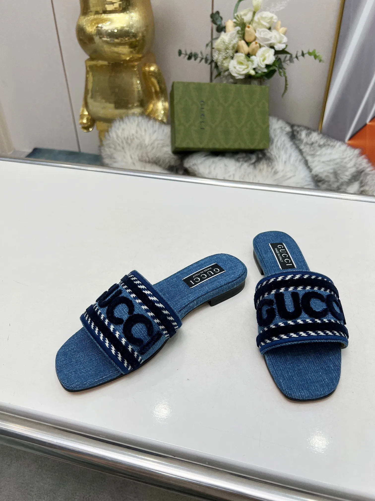 👟👟Ex-factory price 340👟👟 Genuine leather sole 200 Gucci 2024/Spring and summer new electric embroidery flat slippers hot style online —————————————— Perfect interpretation! The original development supports any comparison in the market! Carefully crafted materials! Months in the making! The pattern is extremely beautiful! Unique charm. The fabric is made from the original one-to-one ratio! Flash sale market free version! The thorn lines and three-dimensional effect are full! High-end and high-end Factory No.: 828-16 ꫛꫀꪝ Go➫ Materials: ❶ Upper: Electric embroidery environmentally friendly washed denim fabric ❷ Feet: imported sheepskin, lining sheepskin. ❸Outsole! Original Italian leather outsole ➕ Rubber outsole ........................................ ♡Size: 35-44 ♡Colour: 1cm
